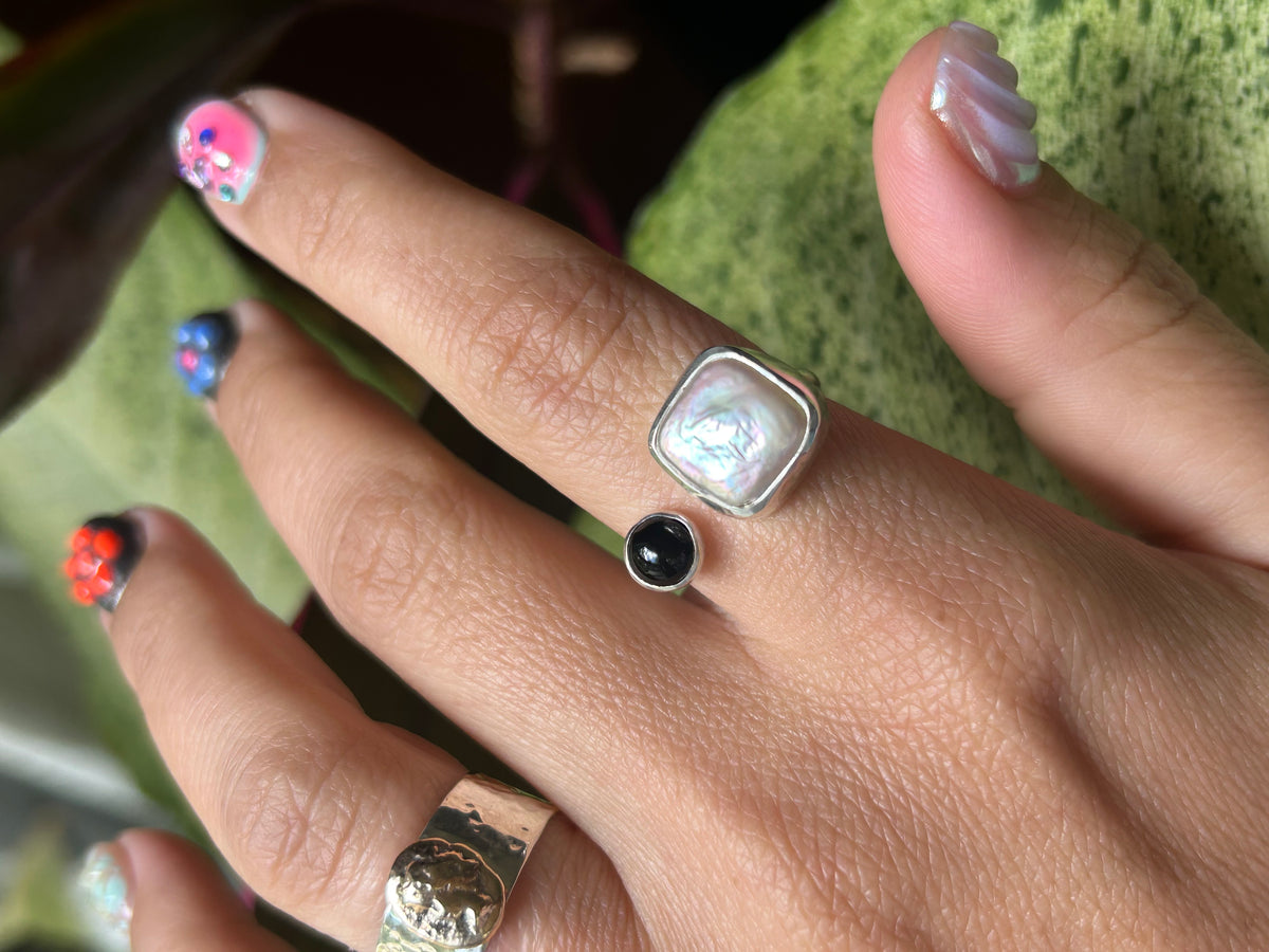 Freshwater Pearl & onyx size 9