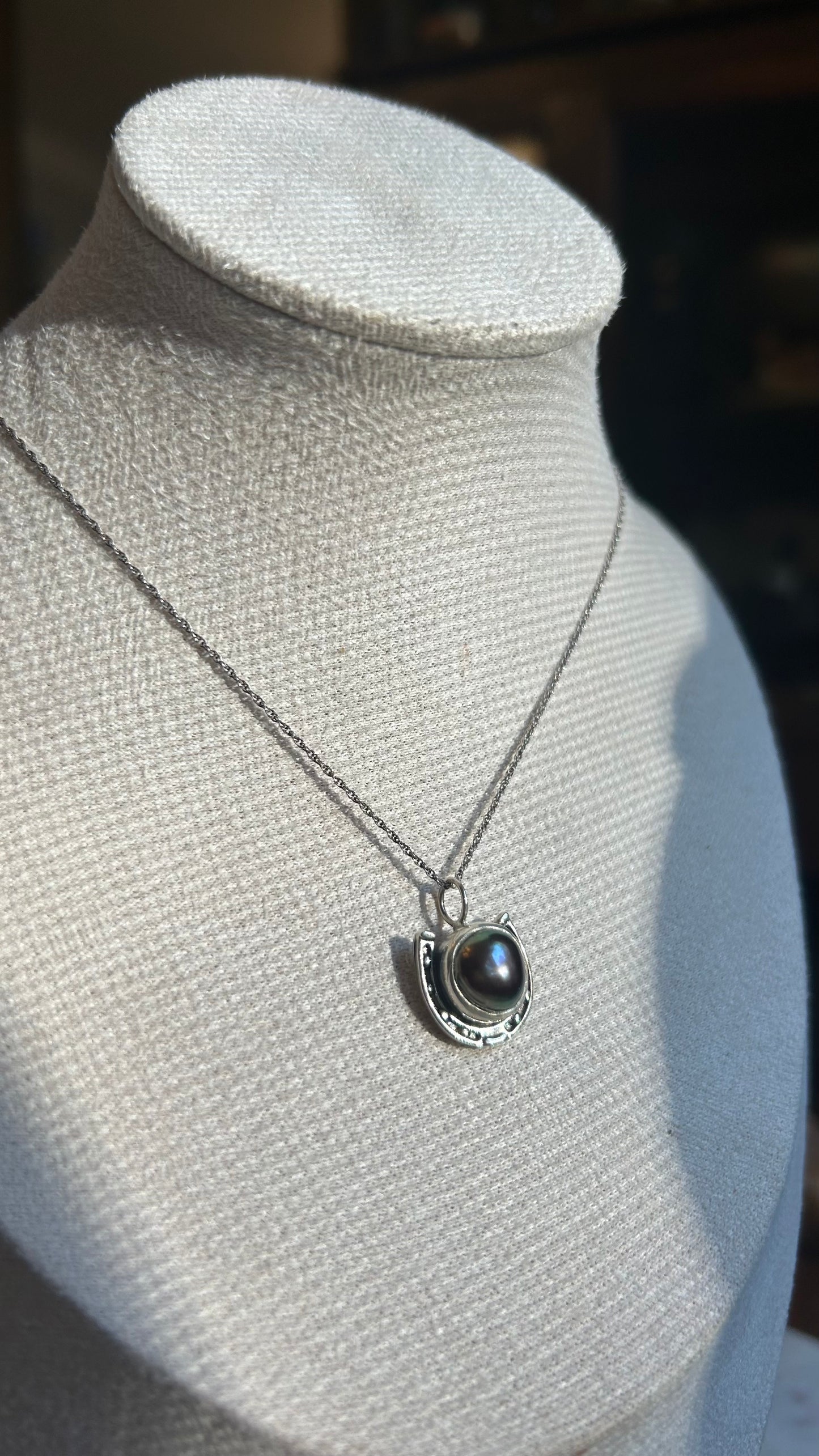 Black freshwater Pearl Horseshoe Necklace