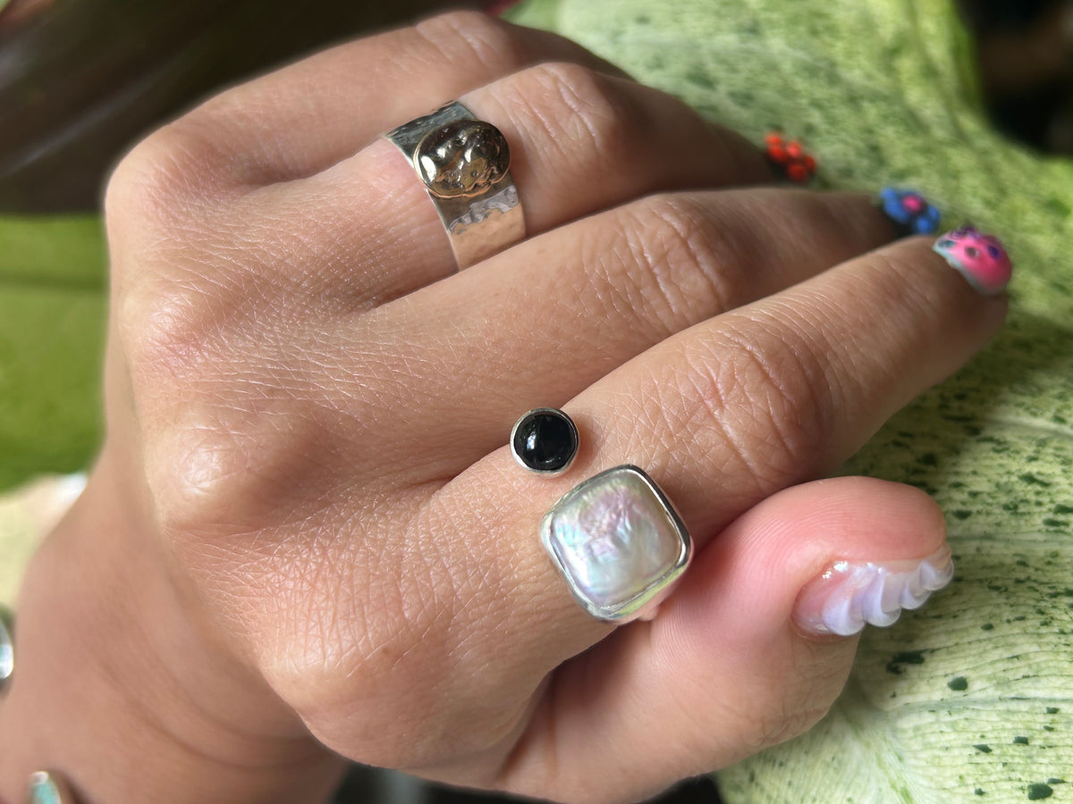 Freshwater Pearl & onyx size 9
